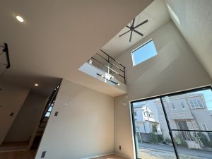 サートンホームの施工事例　吹抜と照明の映える家